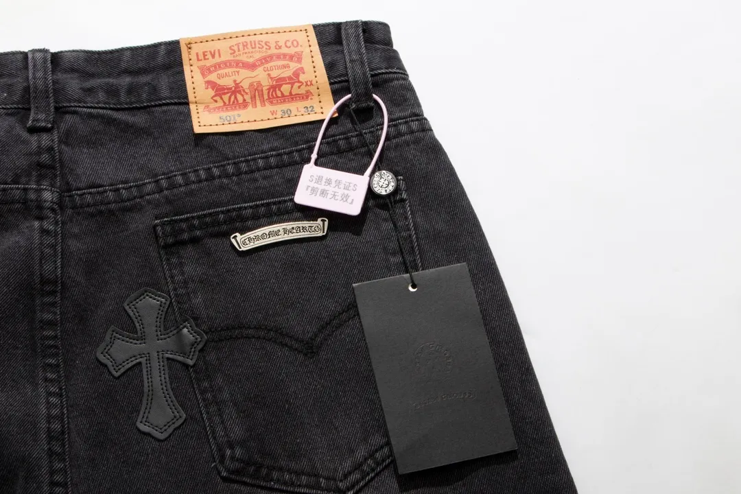 P206 [Next day] Chrome Heart Cross patch leather jeans Top heavy washing process Calf leather laser cut cross Distressed silver hardware Straight version slimming the upper body High-end customized version Official guide price: ***** Color: Black with black leather Size: 28 30 32 34 (s-XL) Detailed sizes can be found in Figure 9